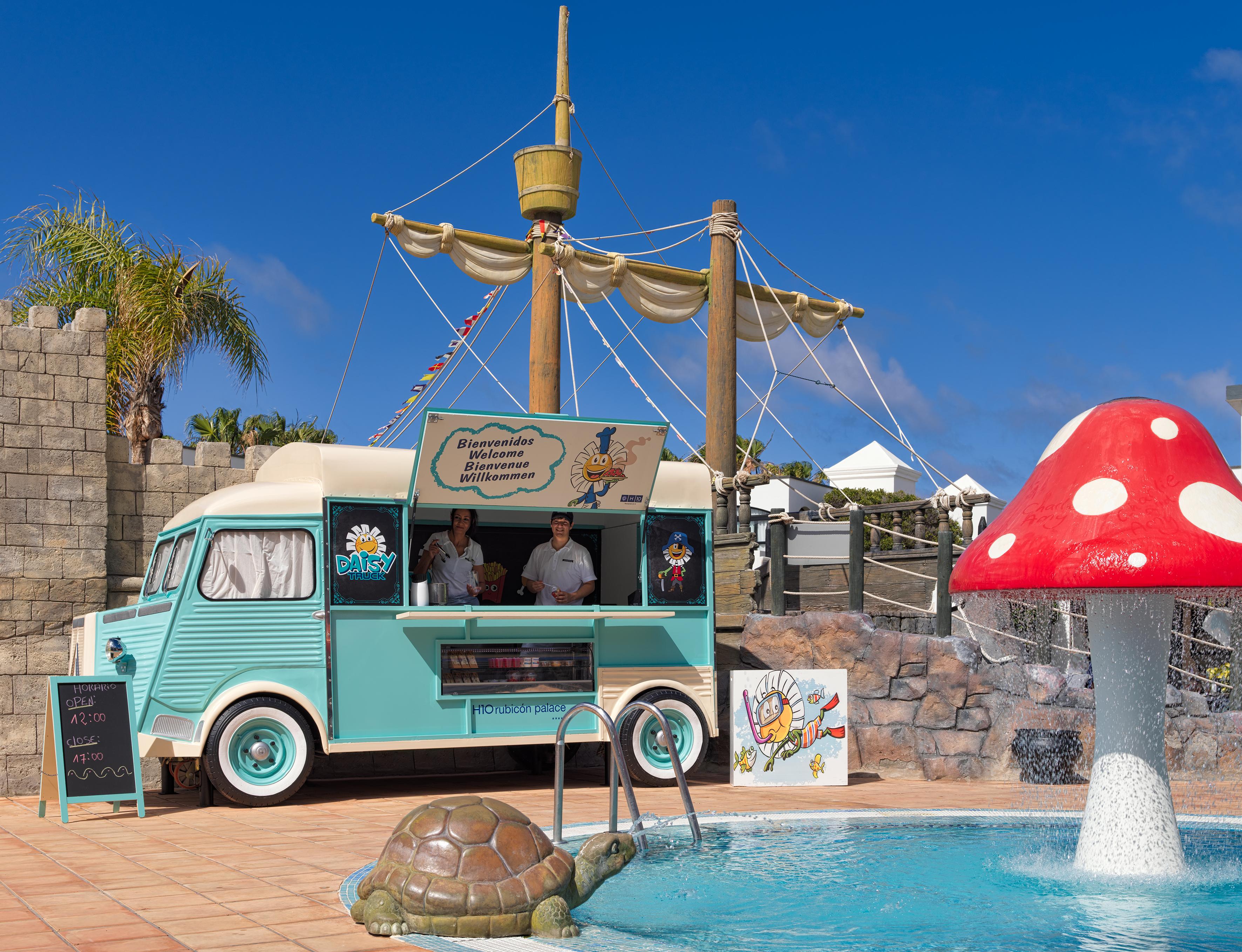 H10 Rubicon Horizons Collection (Adults Only) Hotel Playa Blanca  Kültér fotó A Citroën HY at the Siam Park, Tenerife