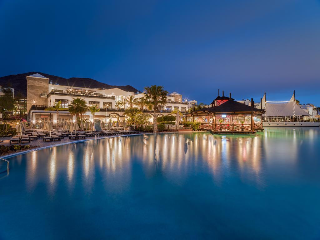 H10 Rubicon Horizons Collection (Adults Only) Hotel Playa Blanca  Kültér fotó The resort at night